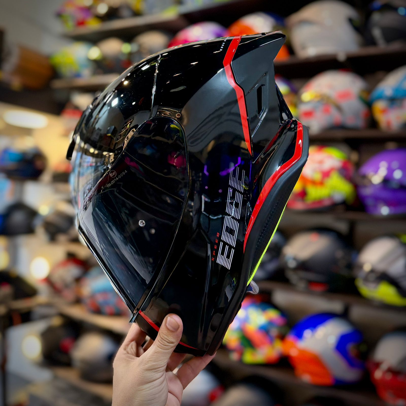 CASCO CERTIFICADO EDGE SHANGAI NEGRO BRILLO – EDICIÓN FICTION