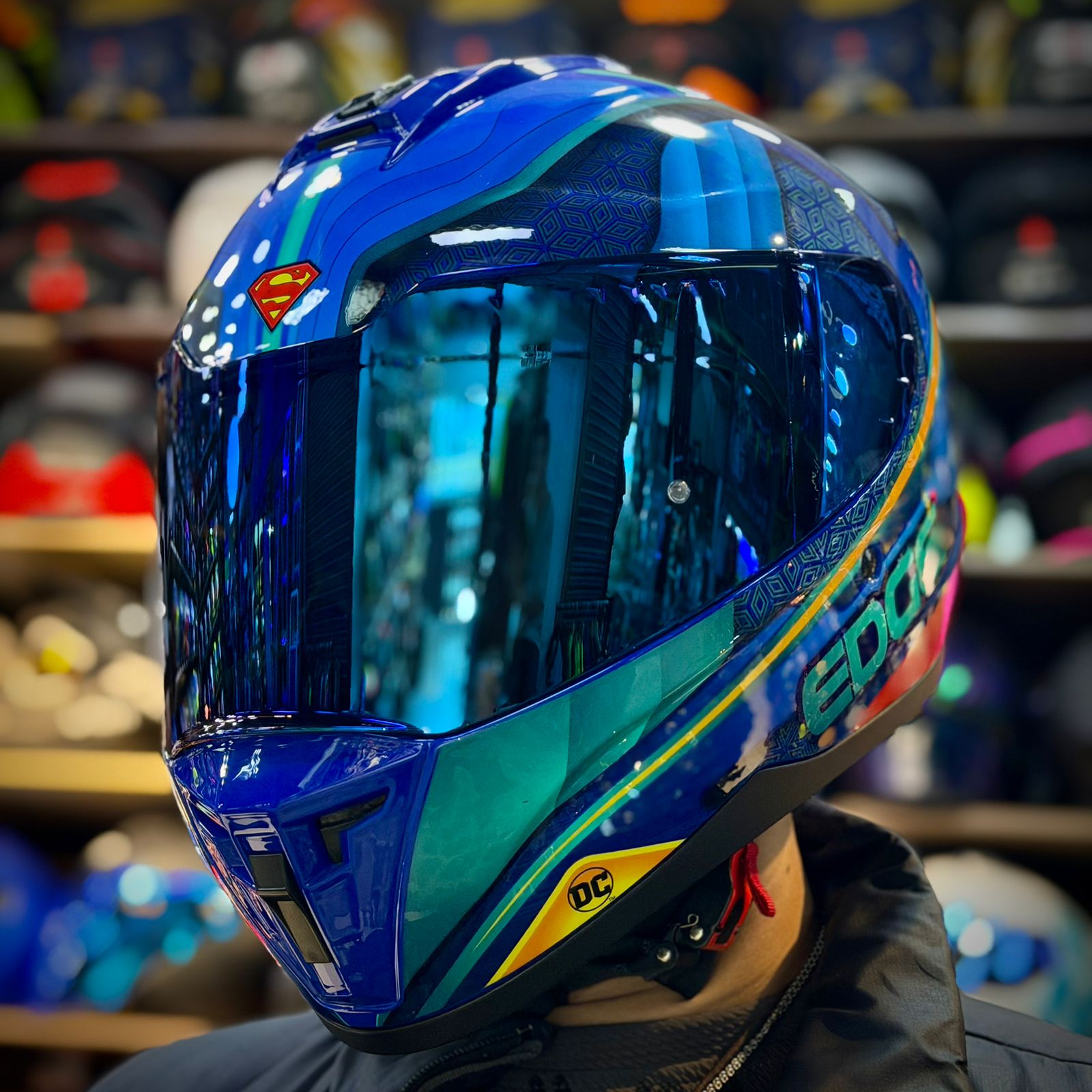 CASCO CERTIFICADO EDGE EXTREME – EDICIÓN SUPERMAN - Imagen 2